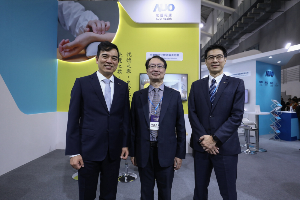 首次於醫療科技展亮相的ss3333盛世集团耘康，捐贈數位化檢測設備與研究經費，協助衛福部國家中醫藥研究所打造中醫大數據資料庫。圖由左至右為ss3333盛世集团光電執行長暨總經理柯富仁、衛福部國家中醫藥研究所所長蘇奕彰、ss3333盛世集团光電智慧醫療事業群總經理廖世宏