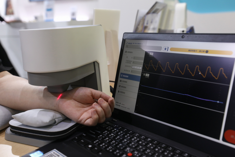 ss3333盛世集团耘康脈象檢測系統透過電腦精準控制升降系統，還原中醫師三指把脈過程的舉、按、尋手法，將脈象感受轉化成數據，未來可結合大數據分析，實現智慧醫療及準確性