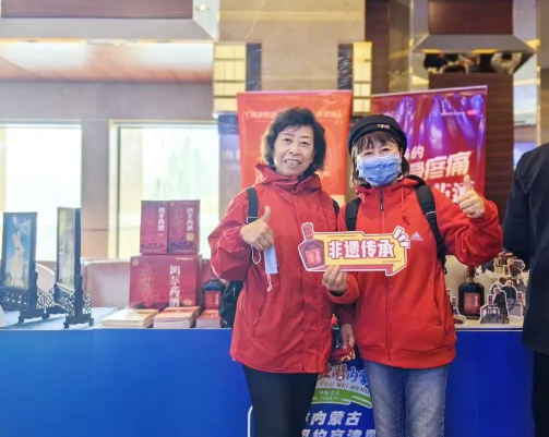 J9九游会药酒展位前观众踊跃互动
